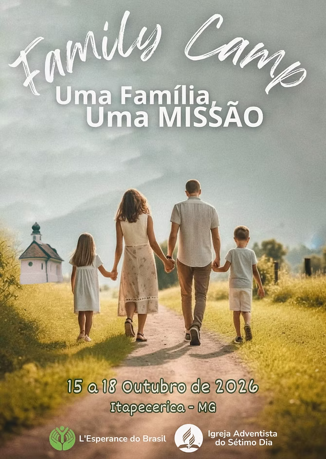 Família andando de mãos dadas em uma trilha cercada por vegetação ao ar livre.