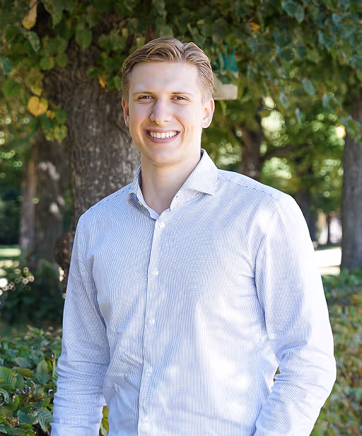 Portrait von Mark Novik im Grünen