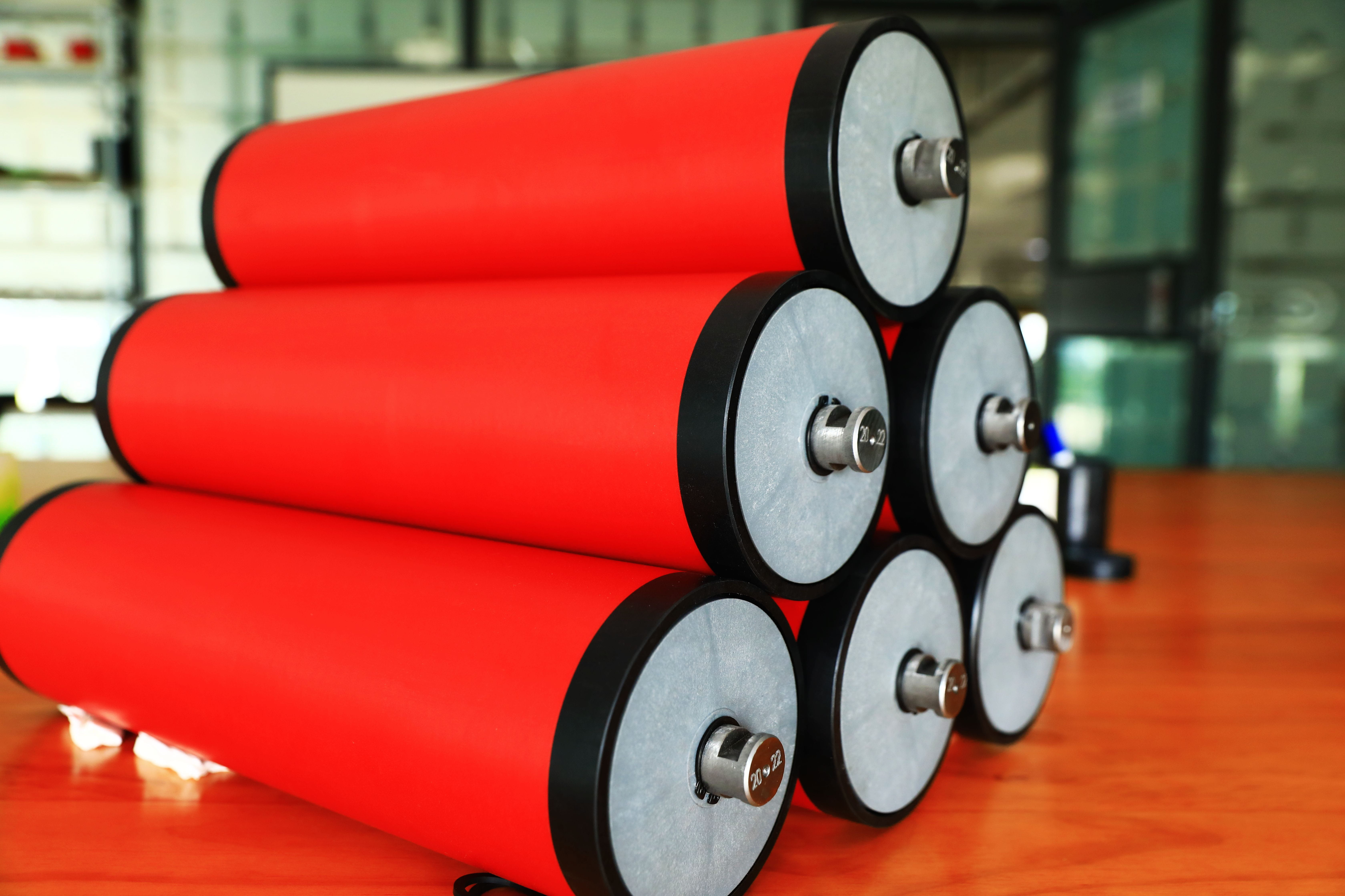 Convex rollers in warehouse storage