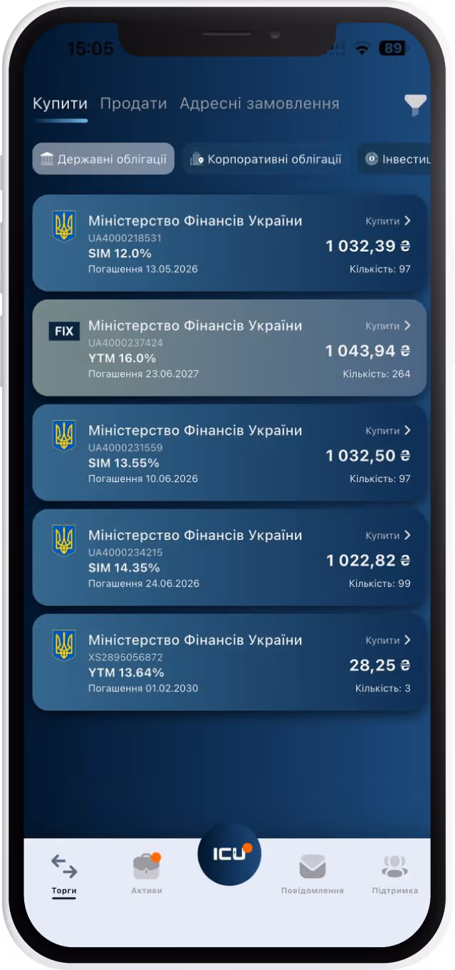 Смартфон, на екрані якого відображається інтерфейс мобільного додатка ICU Trade зі списком доступних державних облігацій.