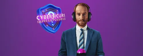 Uomo con abito blu e cuffie con microfono davanti a sfondo viola con scudo blu e scritto 'CYBERSICURI IMPRESA POSSIBILE'.