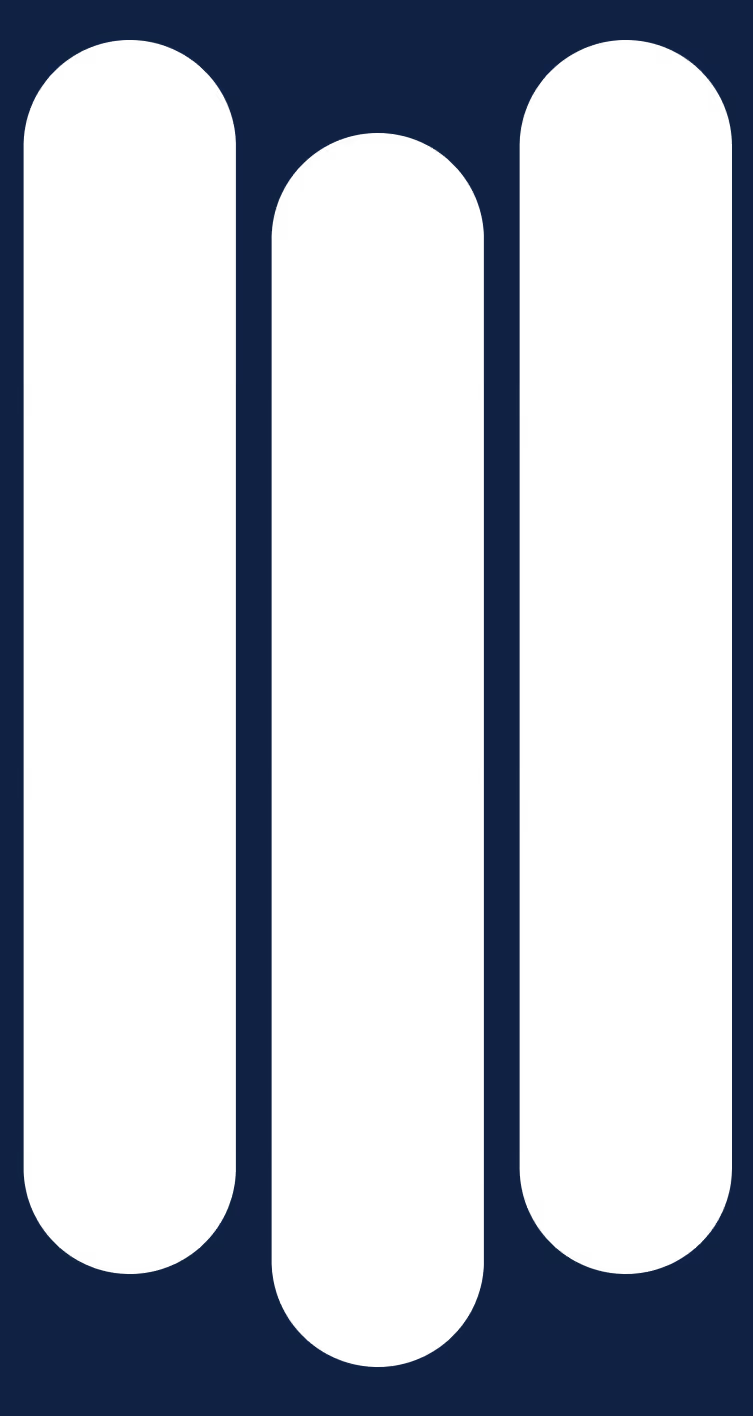 Mains de femmes et d'hommes pointant de doigts de couleurs sur un nuancier pantone