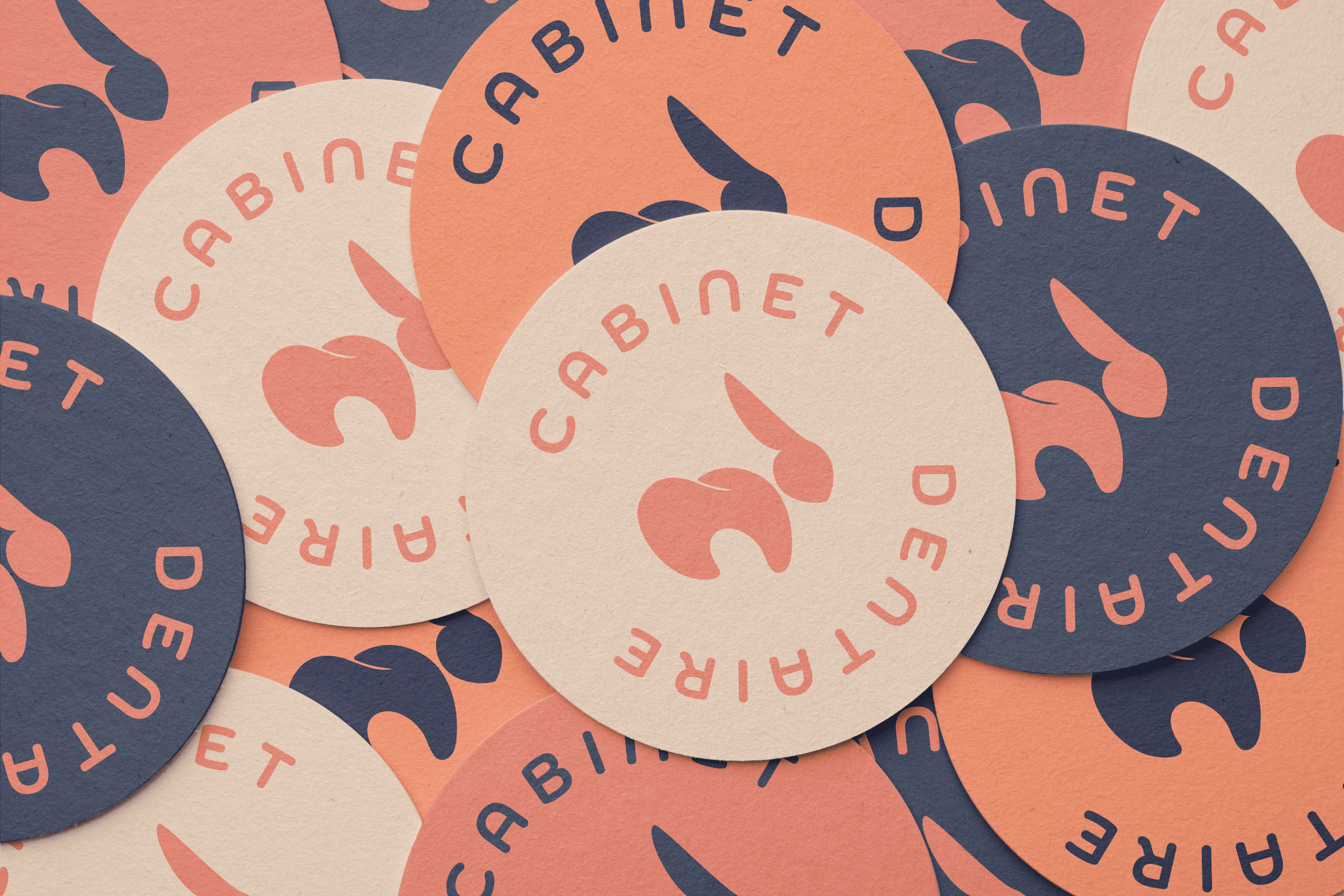 stickers papiers texturé avec logo denterssac multicolores ronds les un sur les ordre en désordre