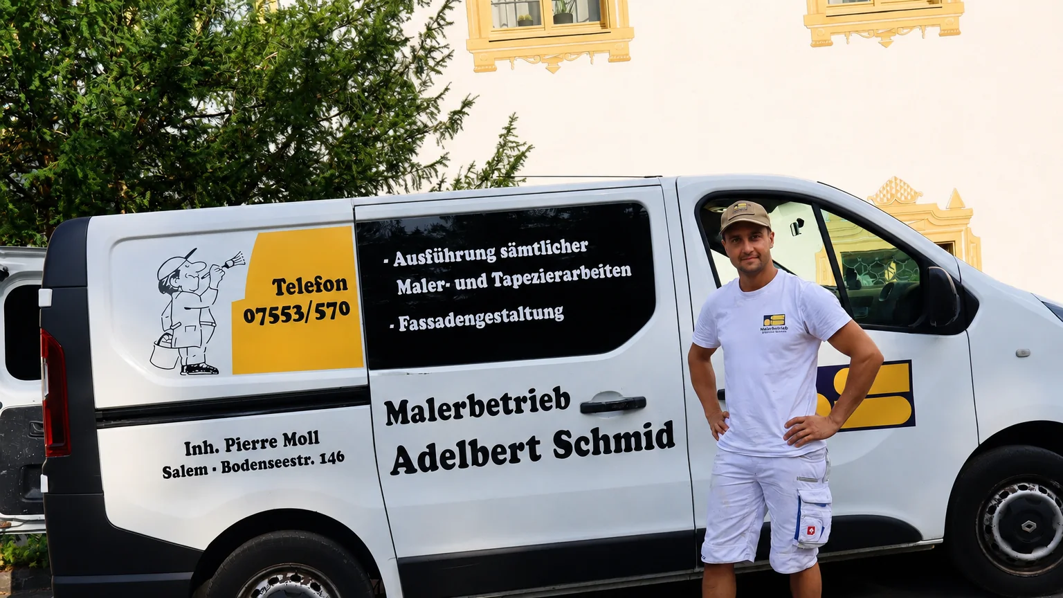 Pierre Moll vor dem Firmenfahrzeug des Malerbetriebs Adelbert Schmid.