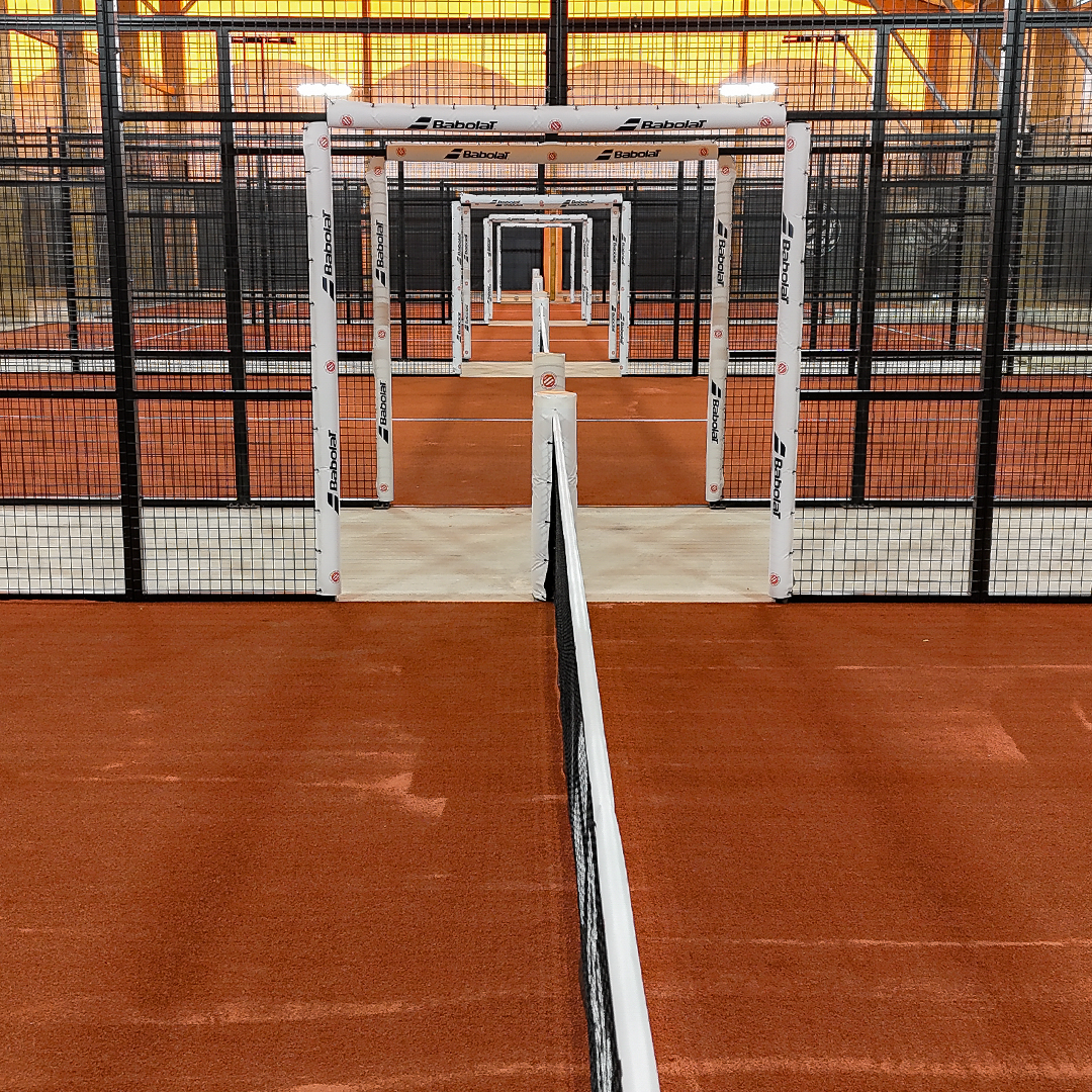Terrain de padel Z5 à Istres réalisé par SolSportif Padel avec dalle béton poreux et gazon synthétique