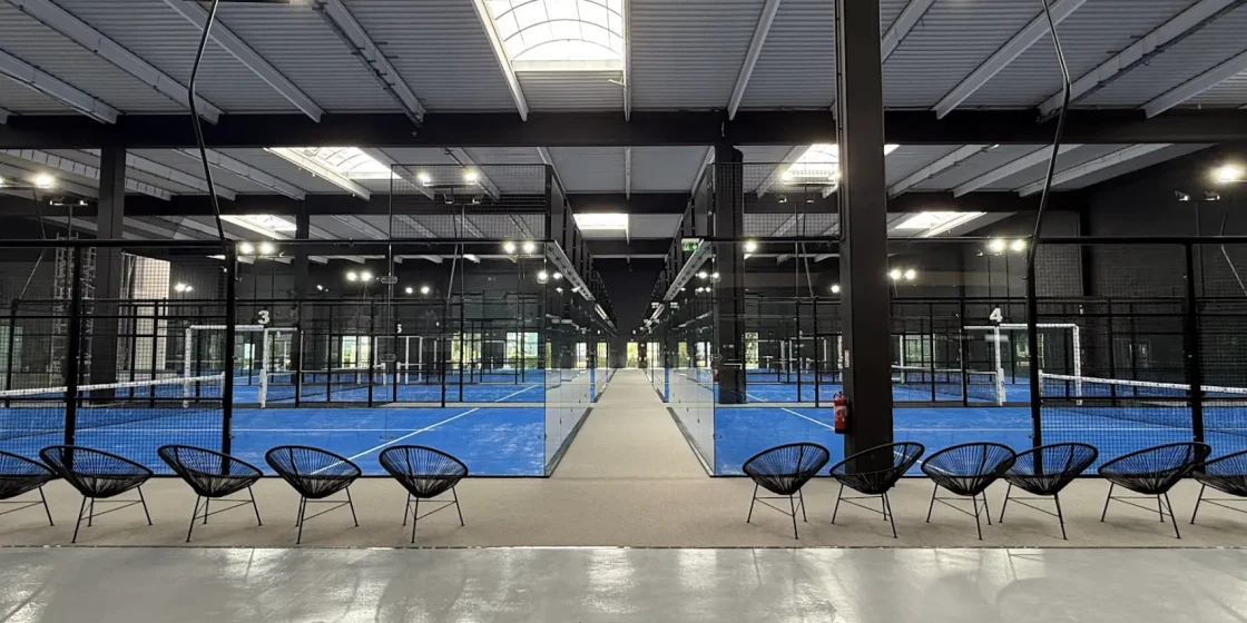 Terrains de padel full panoramiques de Padel AC à Roissy, construits par Sol Sportif