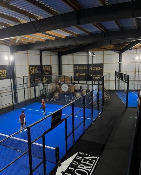 Terrain de padel indoor MS Padel Vannes vu depuis la mezzanine