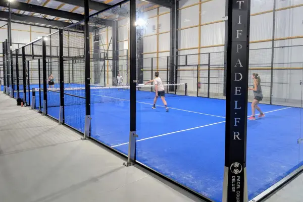 Terrains de padel indoor de MS Padel à Saint-Avé, près de Vannes, construits par Sol Sportif