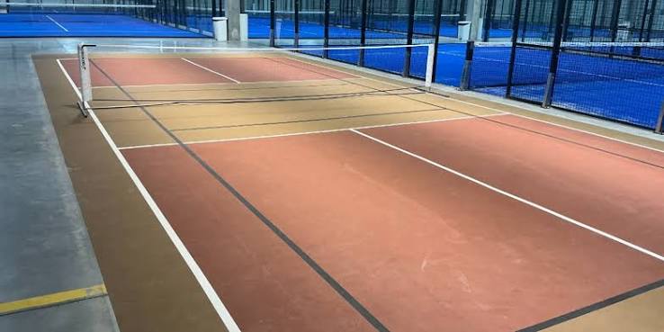 Terrain de pickleball et terrains de padel indoor au Rebond des Joueurs à Hem