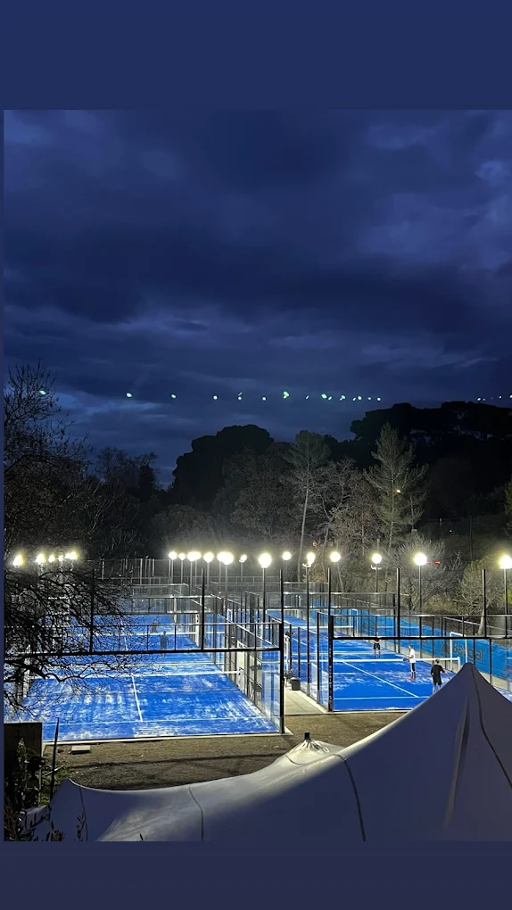 Terrains de padel extérieurs éclairés de nuit chez All In Padel Mougins
