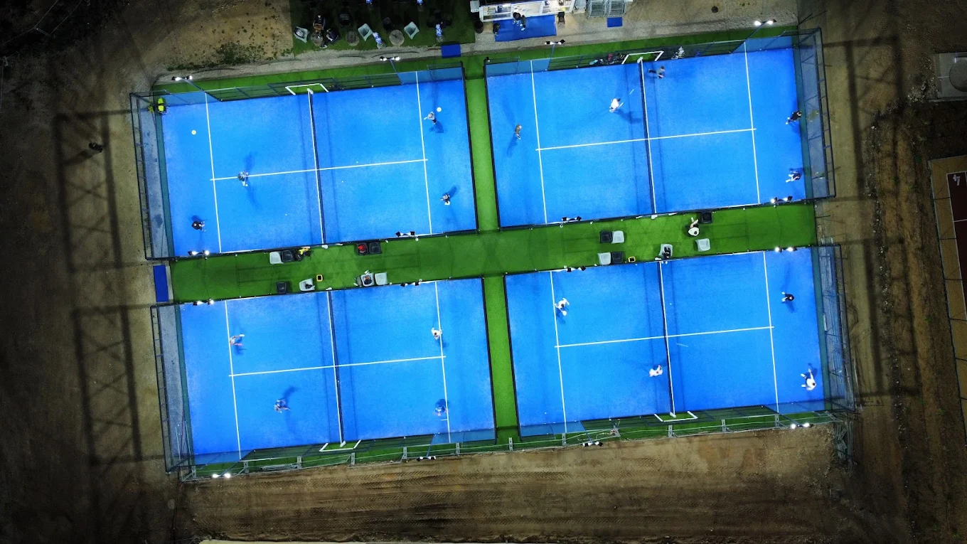 Vue drone des 4 terrains de padel extérieurs de La Pista à Cabriès
