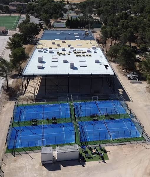 Vue drone des terrains de padel extérieurs et du club-house de La Pista Padel Club à Cabriès