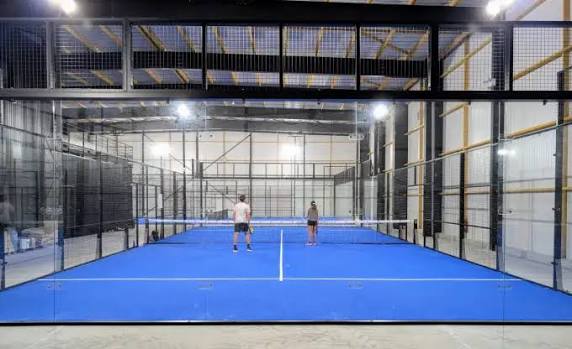 Terrain de padel indoor en gazon Mondo bleu chez MS Padel Vannes