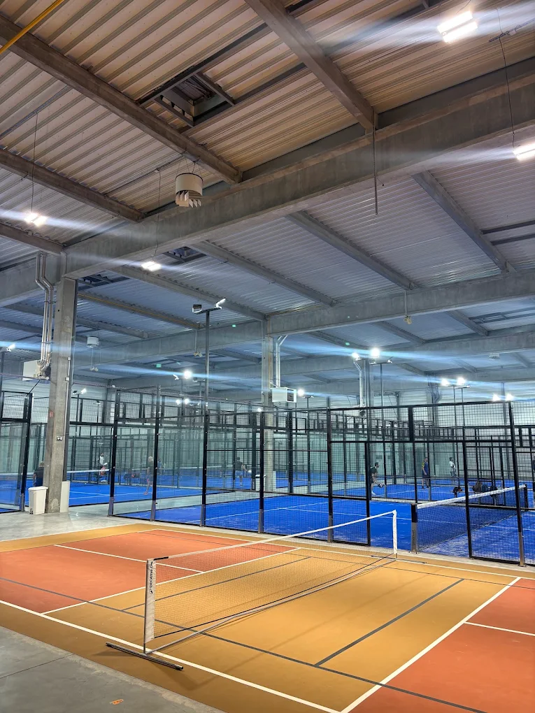 Terrains de padel indoor du Rebond des Joueurs à Hem, construits par Sol Sportif