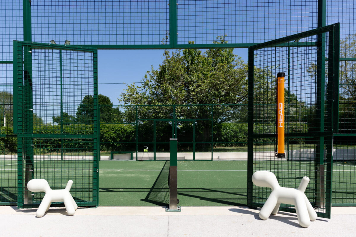 Terrain de padel extérieur de la Villa La Bruyère, Padel Stay, à Saint-Pierre-la-Bruyère, construit par Sol Sportif