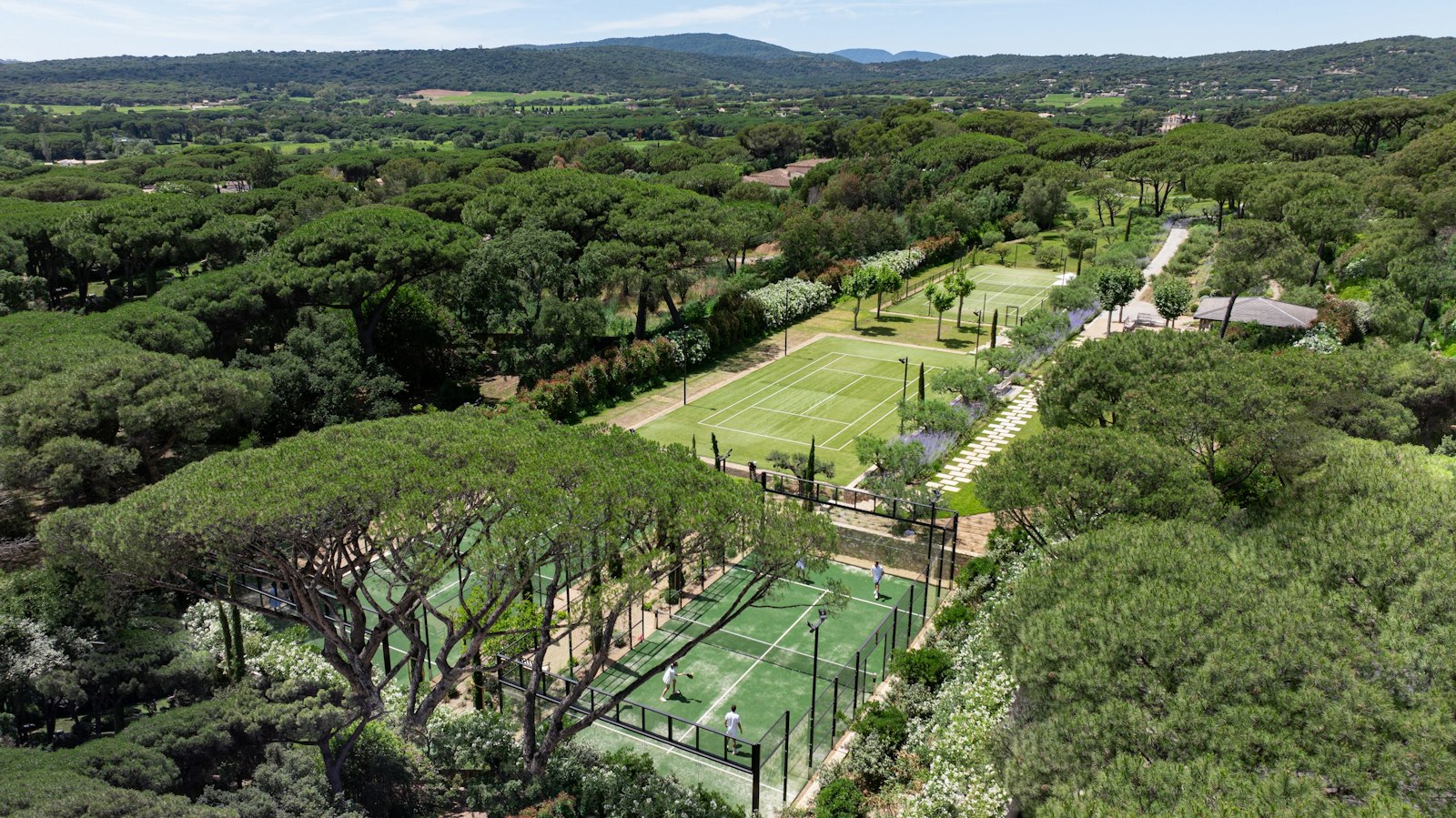Les deux terrains de padel du Château de la Messardière à Saint-Tropez, construits par Sol Sportif, au milieu des pins