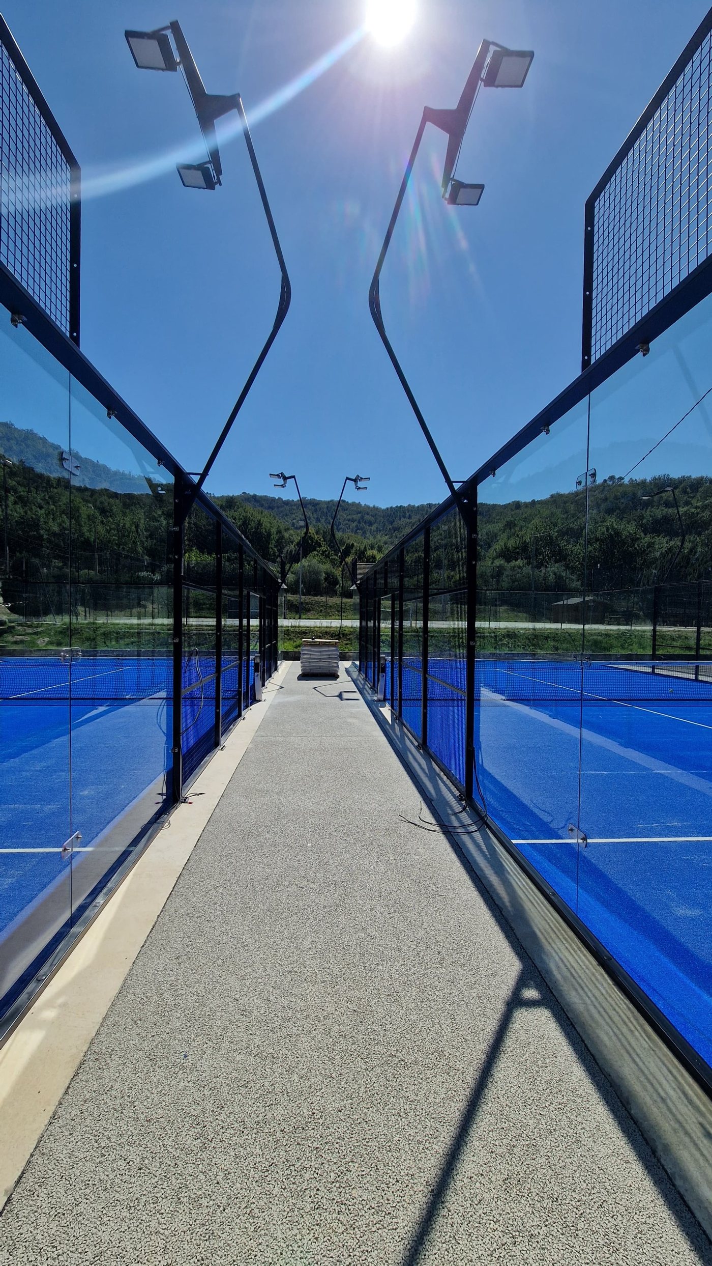 Deux terrains de padel full panoramiques à vitres acoustiques construits par Sol Sportif à Collobrières, Var