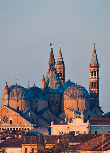 Vista ravvicinata di una cattedrale storica con grandi cupole e campanili sotto un cielo limpido.