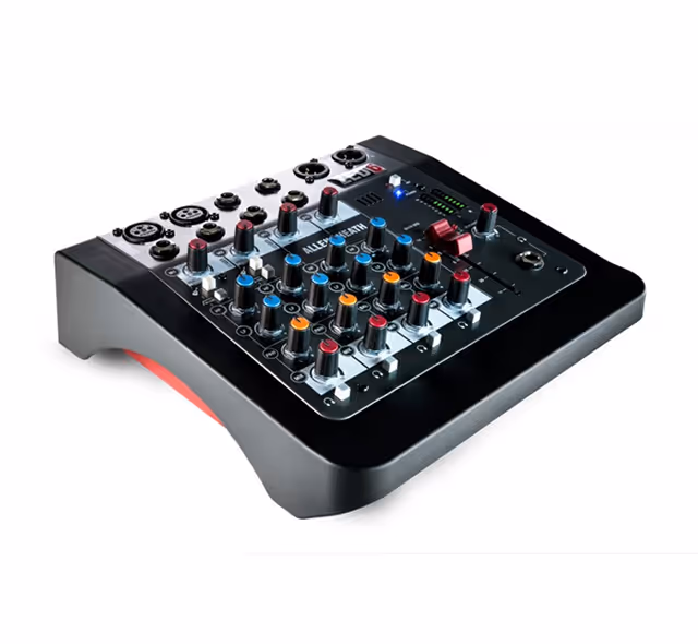 Compact DJ-mengpaneel met meerdere knoppen, schuifregelaars en aansluitingen voor audioapparatuur.