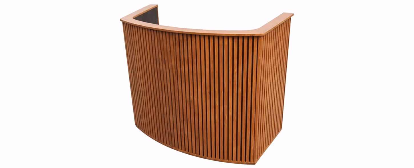 Curved houten DJ-booth met verticale lattenstructuur en open achterkant.