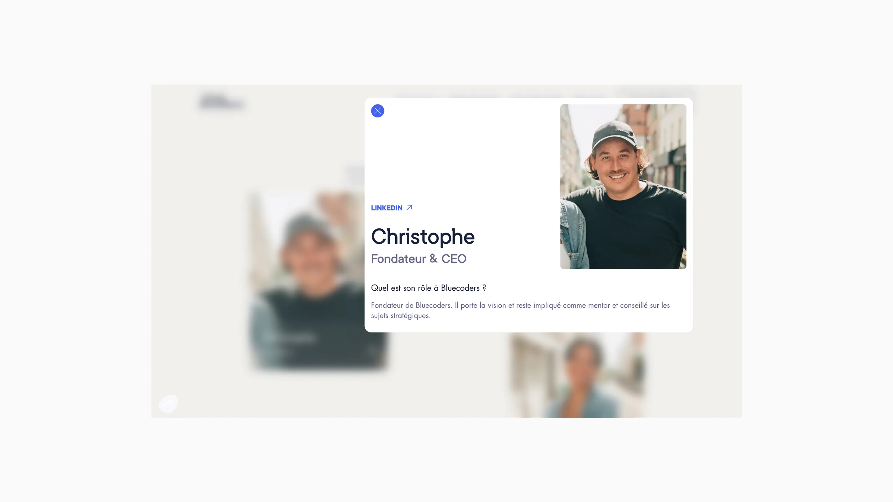 Portrait de Christophe, fondateur et CEO de Bluecoders, souriant avec une casquette noire en extérieur.