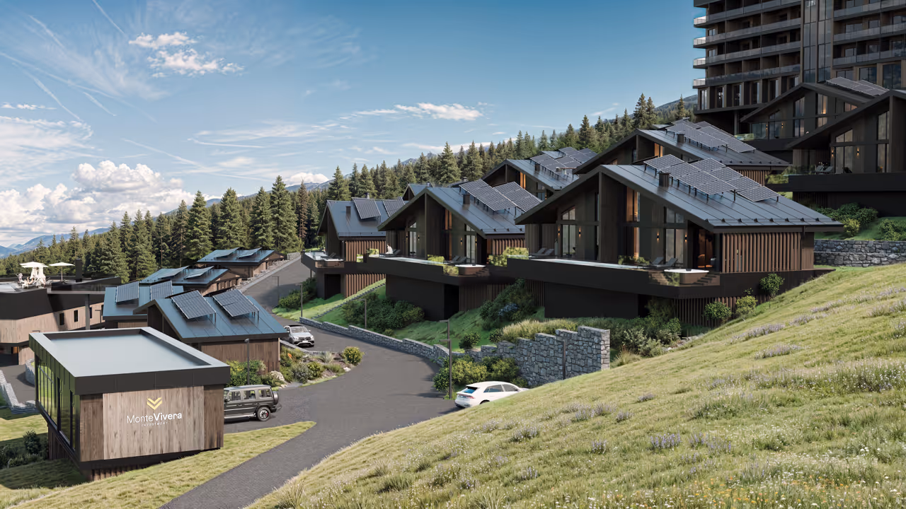 Три людини сміються, сидячи в затишній кімнаті з ноутбуком на плетеному пуфі, одна тримає чашку, інша — миску з попкорном.