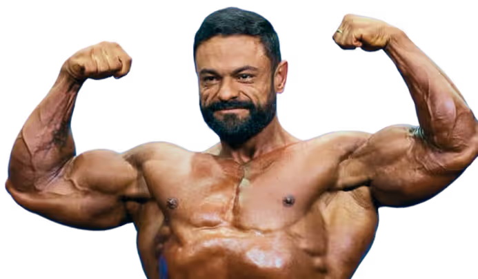 Homem musculoso com barba mostrando o bíceps duplo em pose de fisiculturismo.