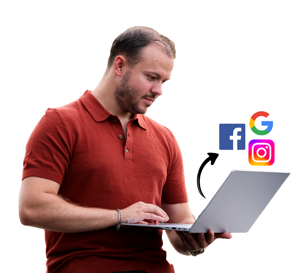 Man in een rood poloshirt kijkt naar een laptop terwijl iconen van Facebook, Google en Instagram erboven zweven.