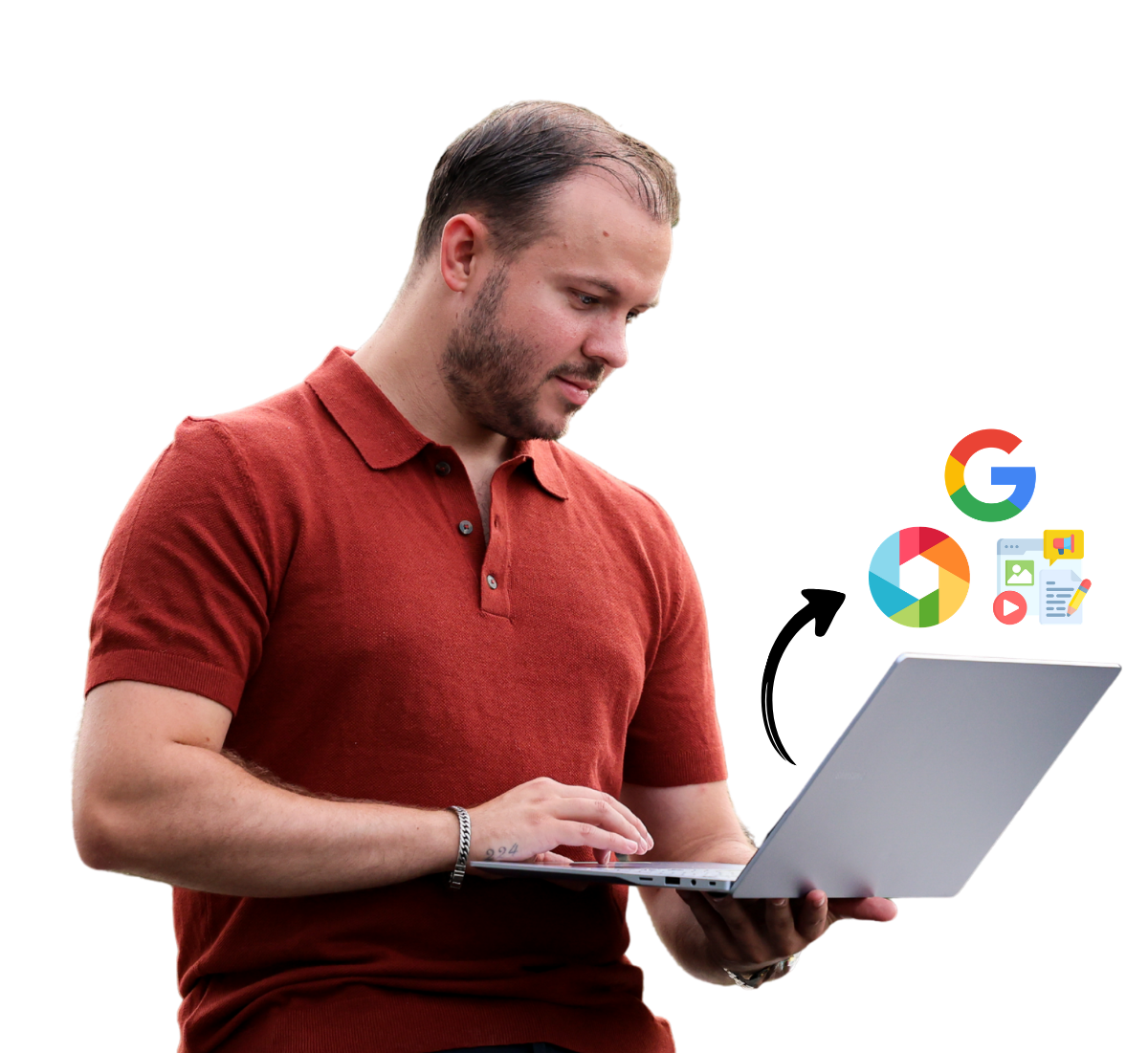 Man in rood poloshirt werkt op een laptop met pictogrammen van Google en digitale media ernaast.