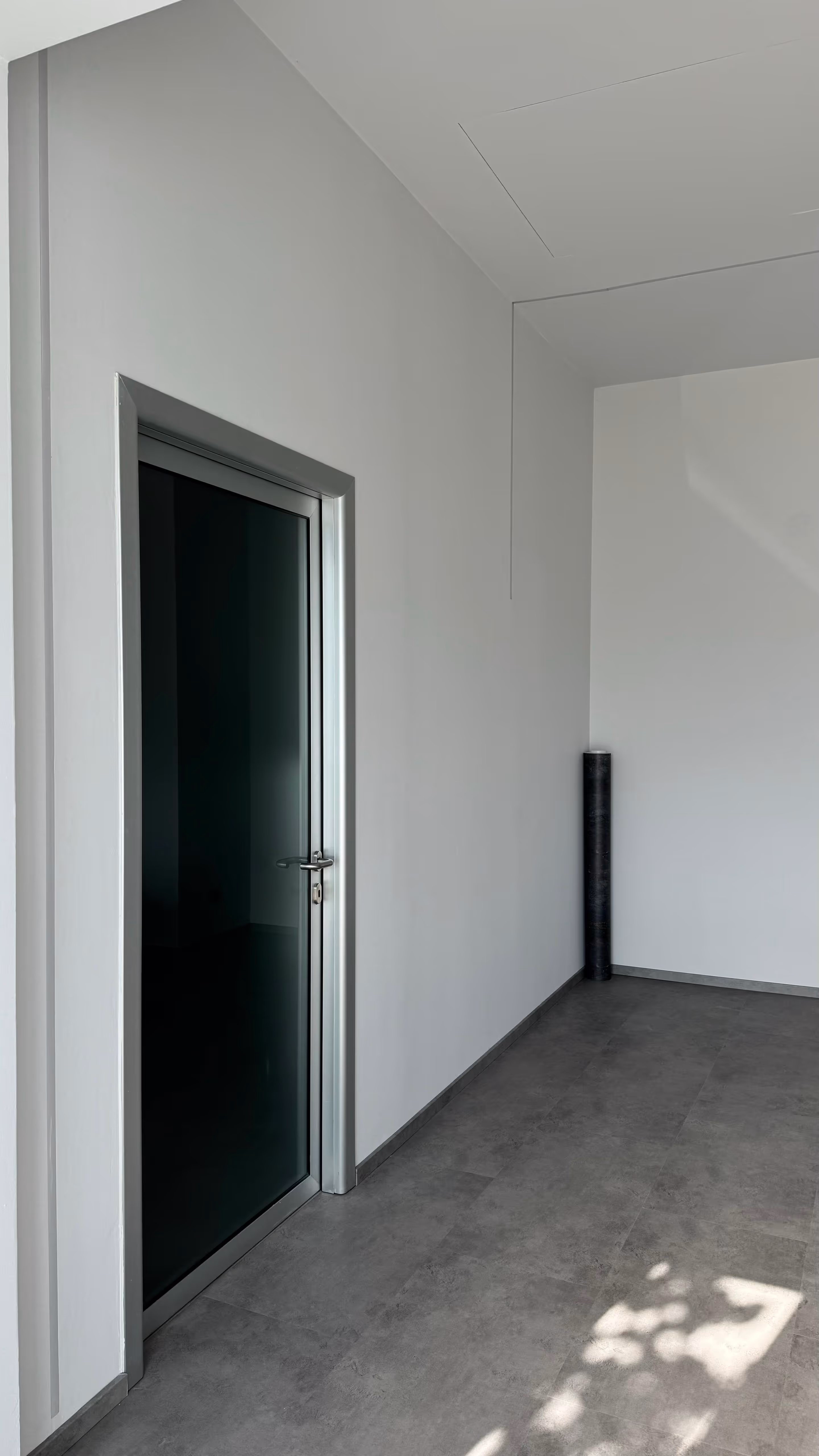 Ingresso ufficio prima del restyling superfici e del wrapping arredi su serramenti alluminio.