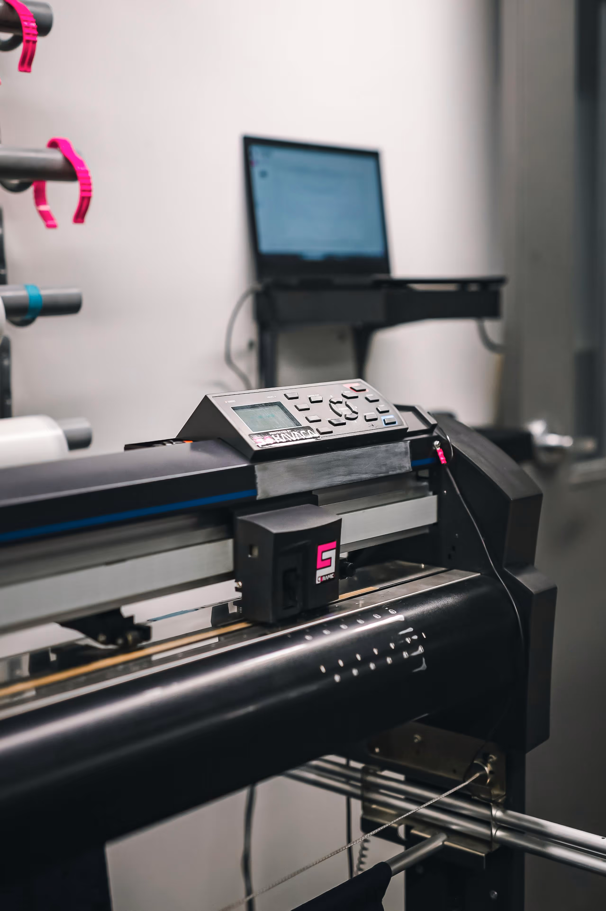 Plotter da taglio vinile per la produzione di vetrofanie personalizzate e scritte per wrapping arredi.