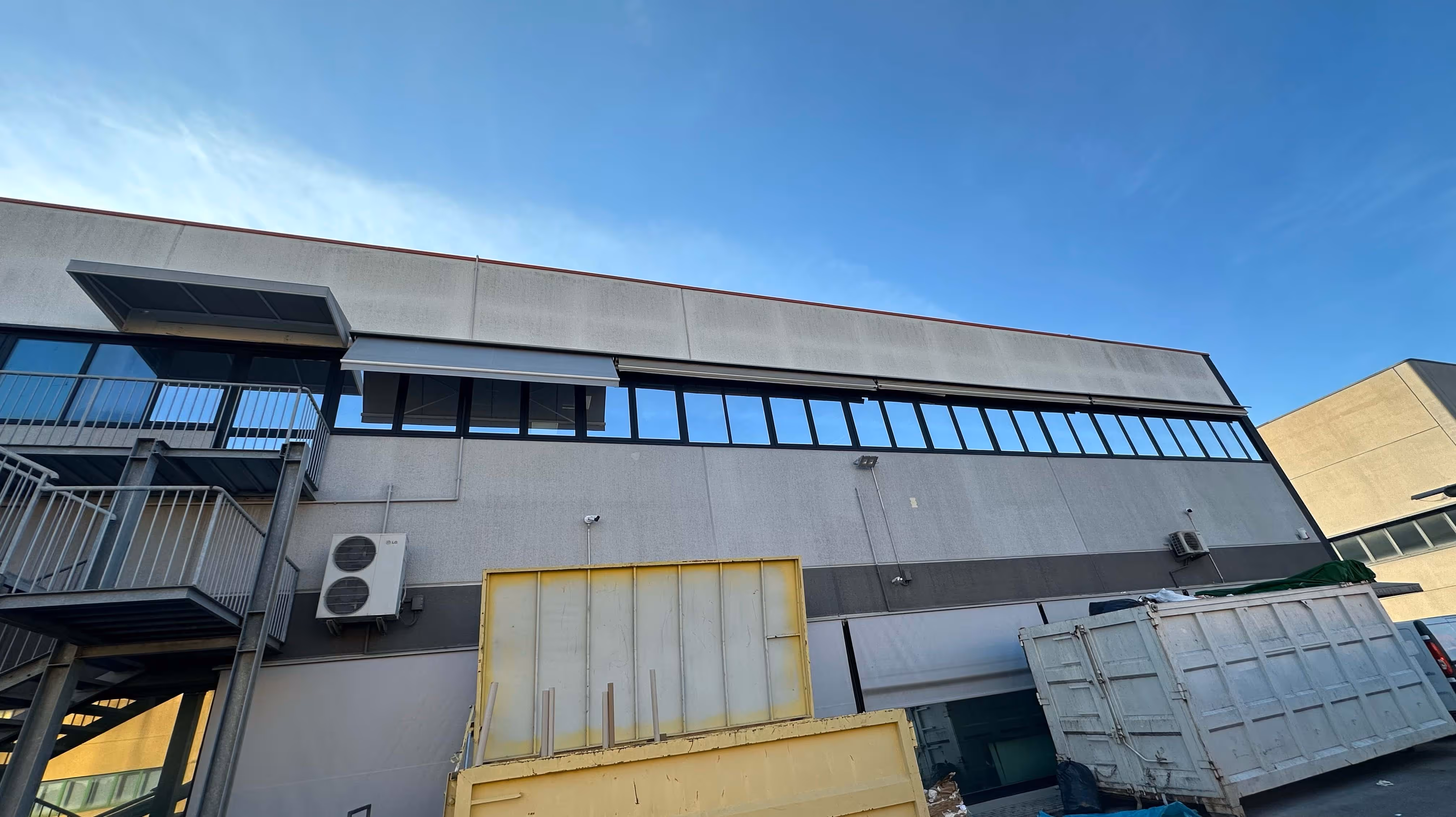 Applicazione pellicole solari su vetrate industriali. Ottimizzazione della schermatura solare dell'edificio.