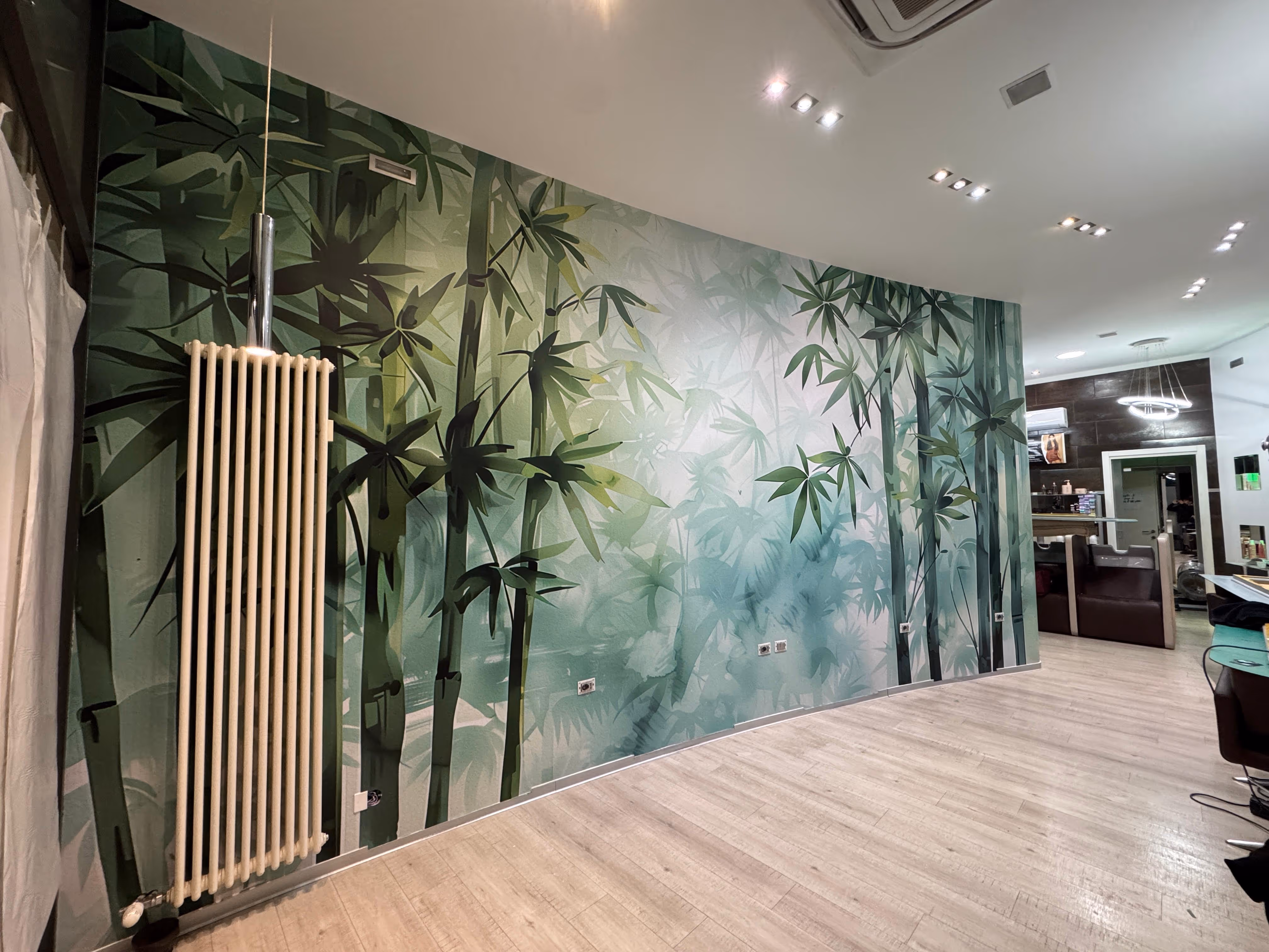 Decorazione pareti con grafica foresta di bamboo. Restyling superfici interne per centri benessere o uffici.