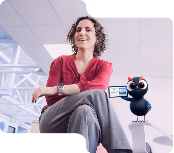 Charlene et la mascotte avec une présentation