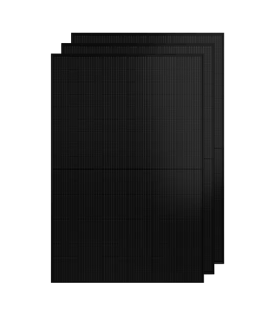 Drei gestapelte schwarze Solarpanels mit quadratischen Zellen.