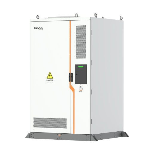 Weiße industrielle Energiespeicheranlage mit Lüftungsgittern, einem Warnschild und Bedienelementen von Solax Power.