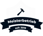 Abzeichen mit Hammer-Symbol und der Aufschrift 'Meisterbetrieb seit 2019'.
