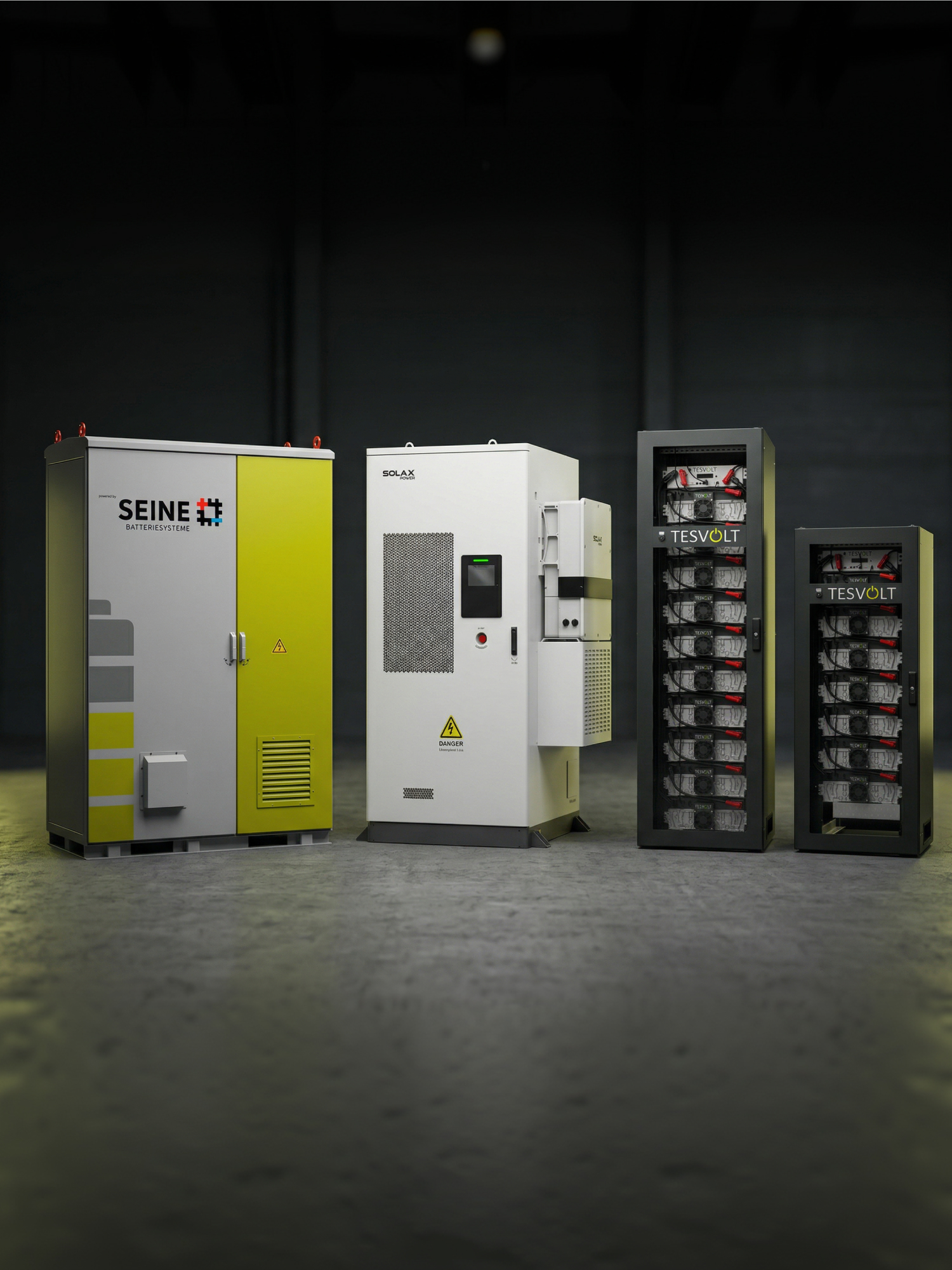 Vier Industriebatterie- und Energiespeicherschränke von SEINE und TESVOLT in einer Halle auf dem Boden stehend.