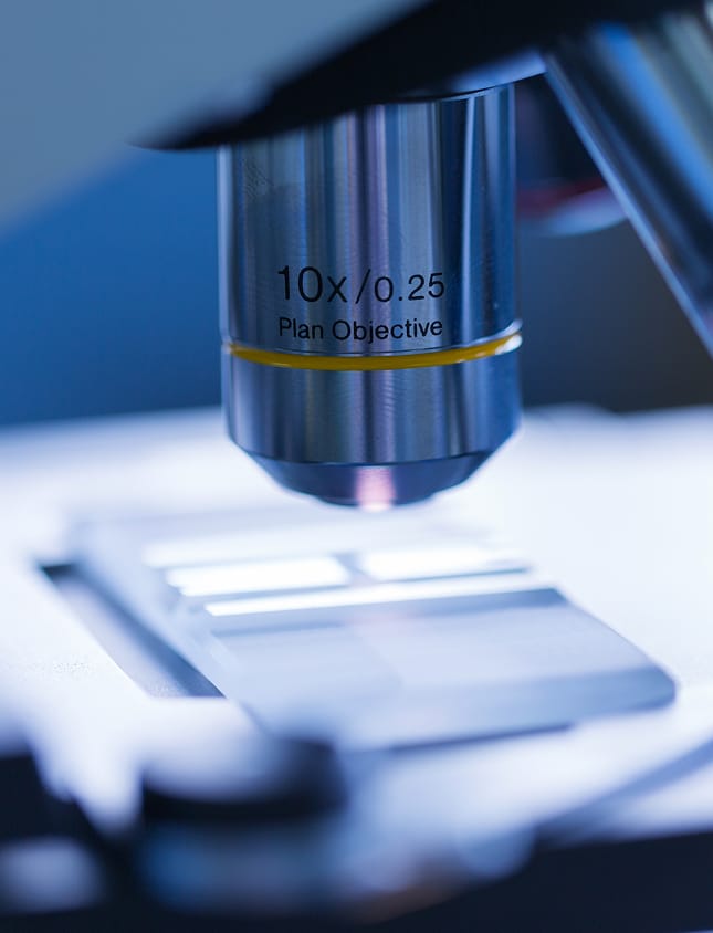 Blízký pohled na mikroskop s analytickým sklíčkem