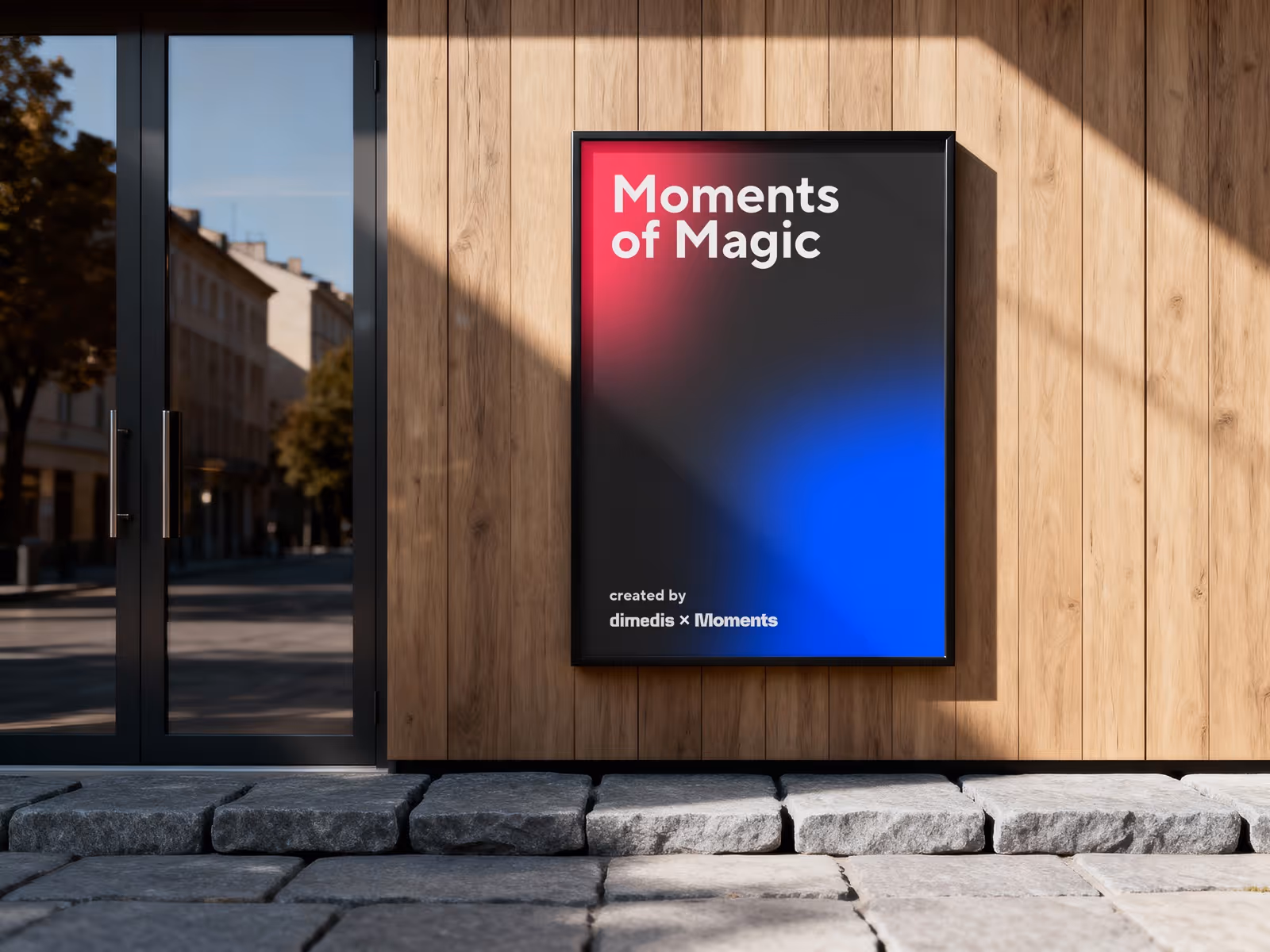 Ein modernes Plakat mit dem Text ‚Moments of Magic‘ an einer Holzfassade neben einer Glastür bei Sonnenlicht.