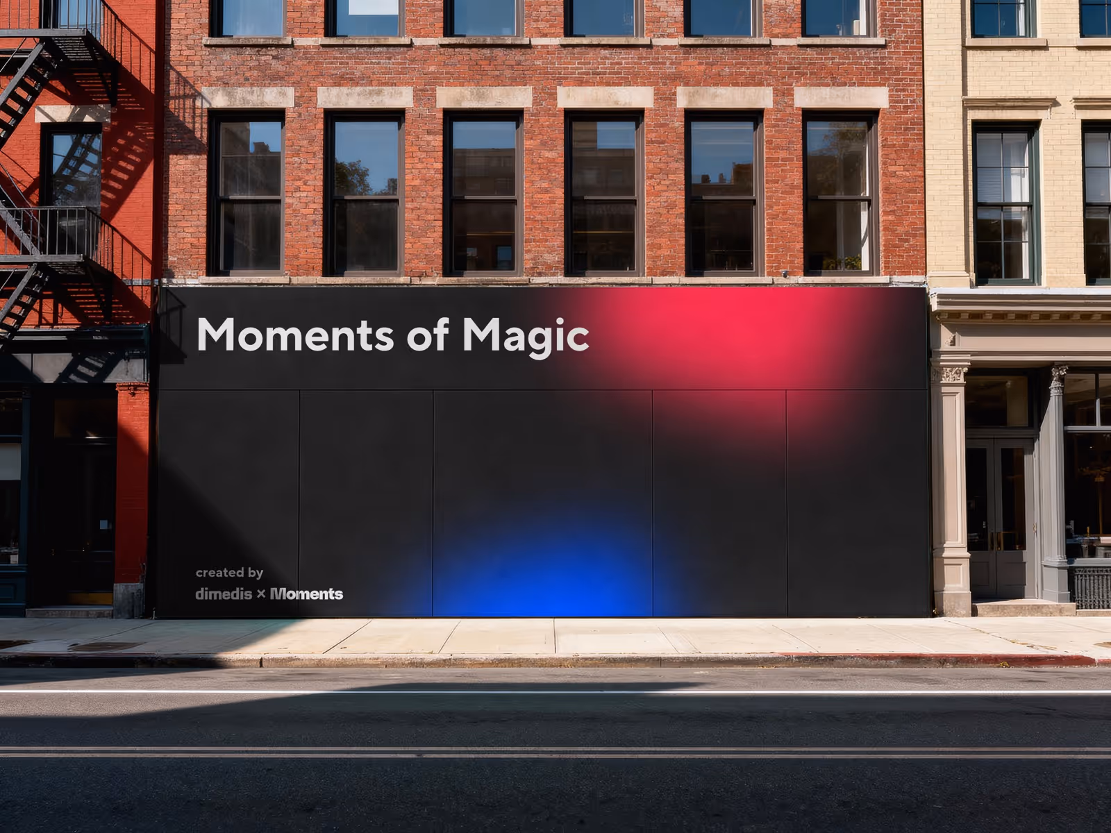 Schwarze Wand vor Backsteingebäude mit Text 'Moments of Magic' und roten und blauen Lichteffekten.