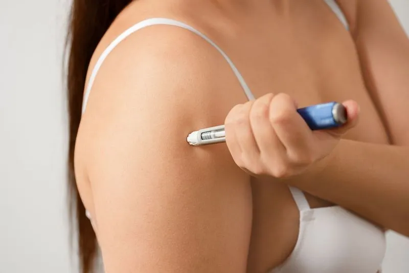 Injectie in bovenarm