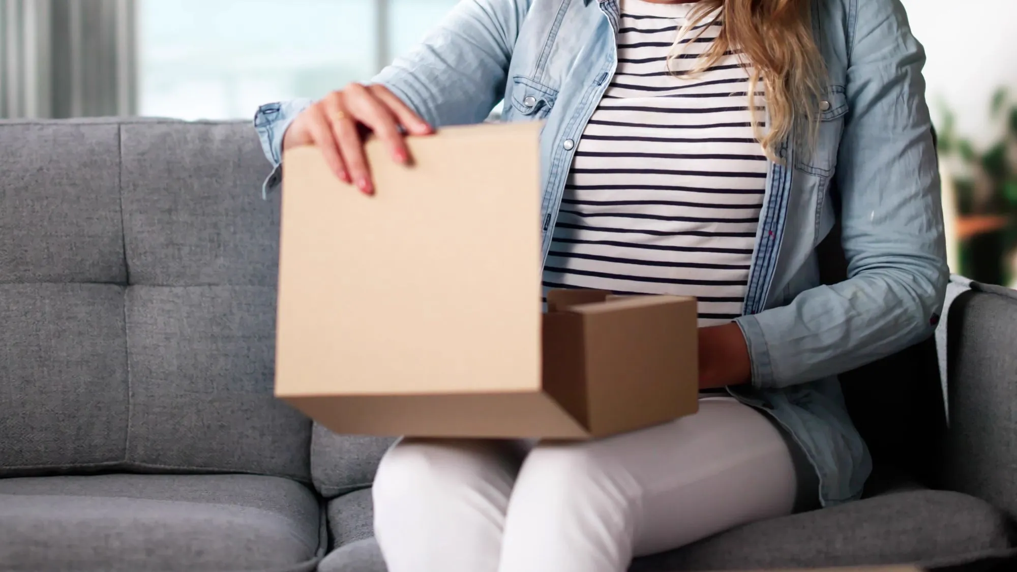 Vrouw die een verpakking opent met medicijnen voor gewichtsverlies