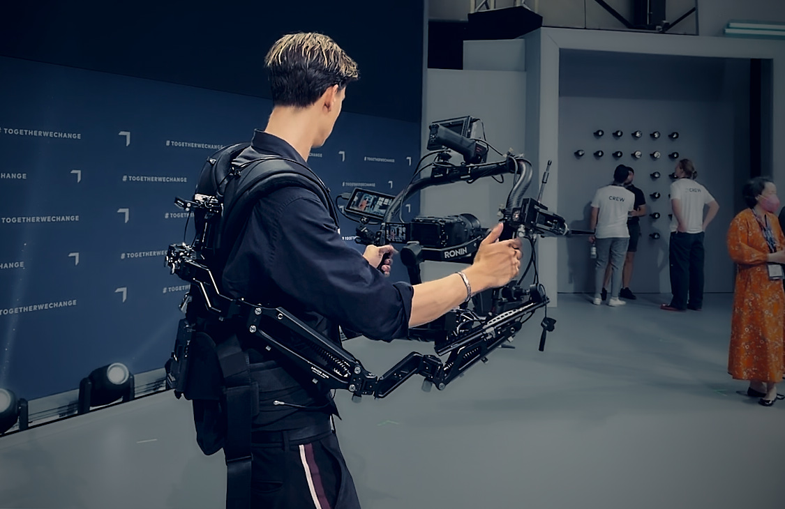 [team] image of teamwork in the studio