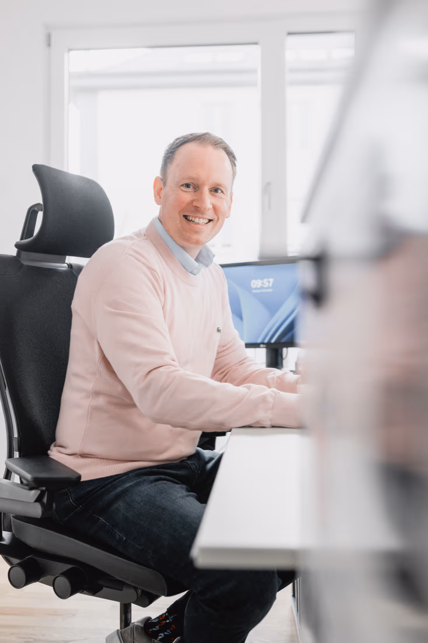 Christian Wermke an seinem Schreibtisch