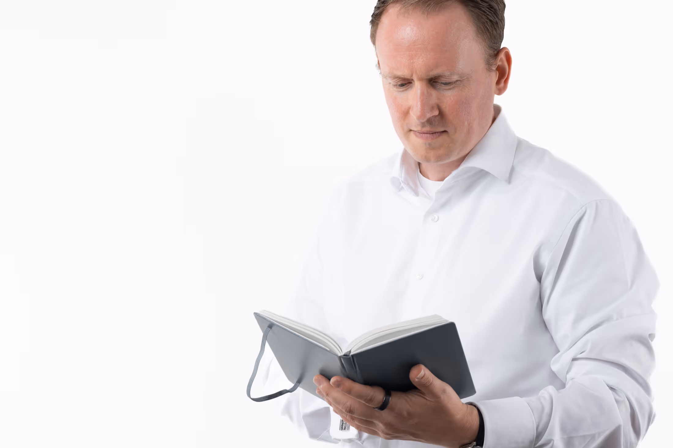 Christian Wermke hat ein Buch in der Hand