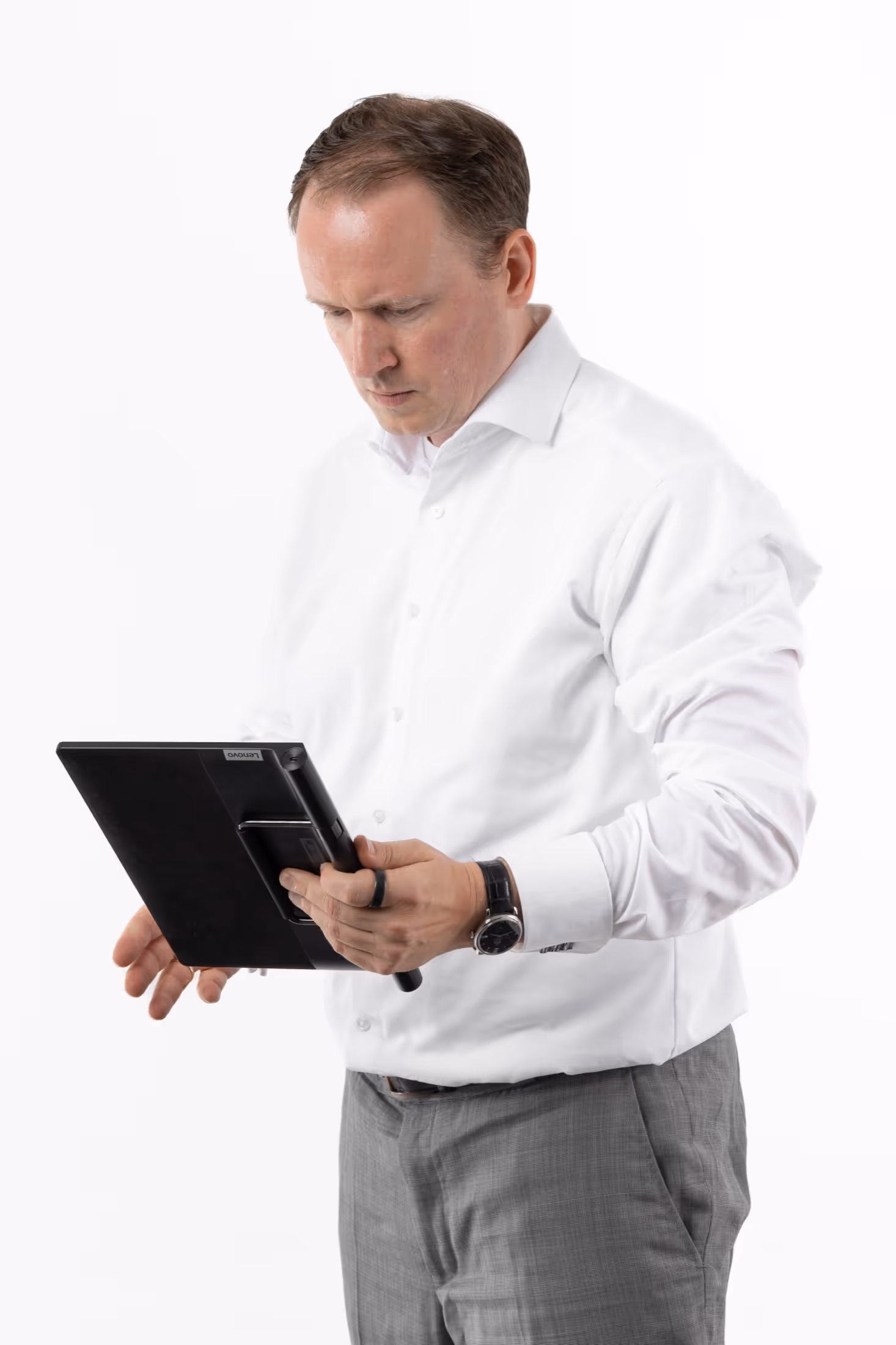 Christian Wermke hat ein Tablet in der Hand