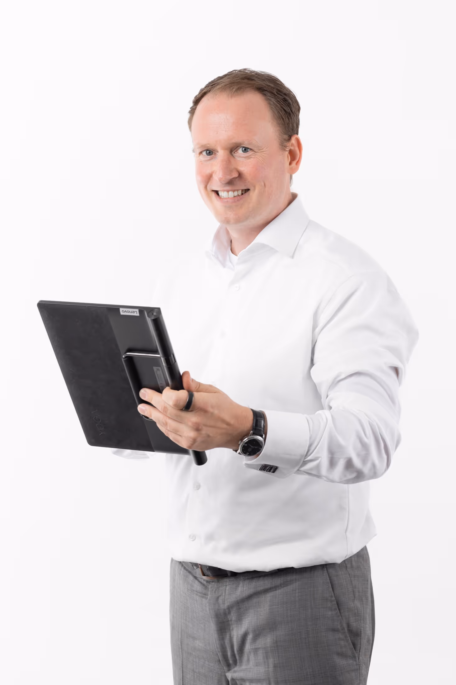Christian Wermke hat ein Tablet in der Hand