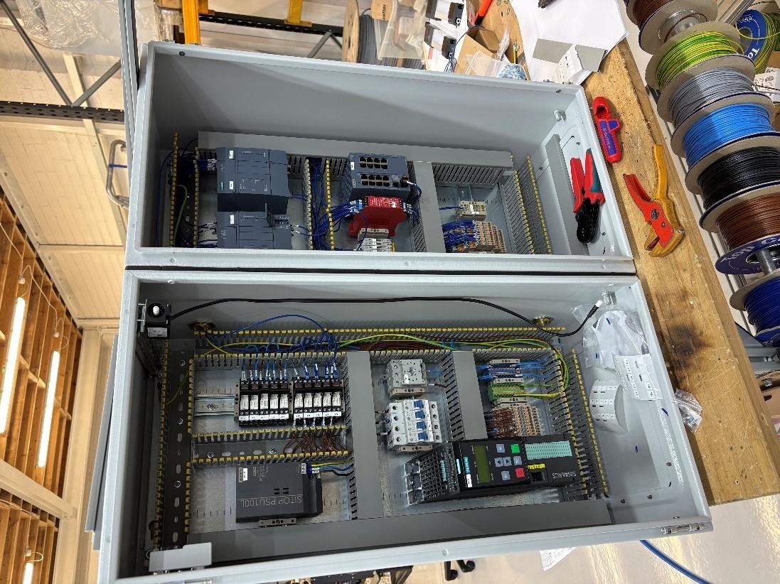 A metal box with wires and wiresDescription automatically generated