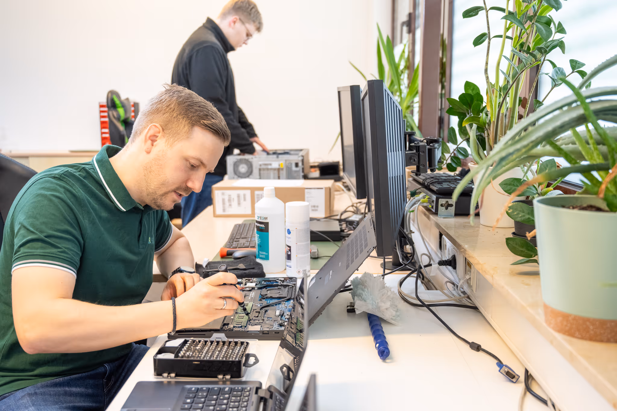 Ein Mitarbeiter von Lunecon schraubt an einem Pc herum